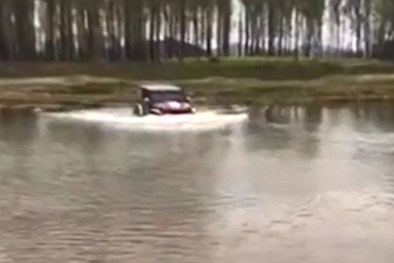 视频：车脏了？那就下湖洗洗车吧