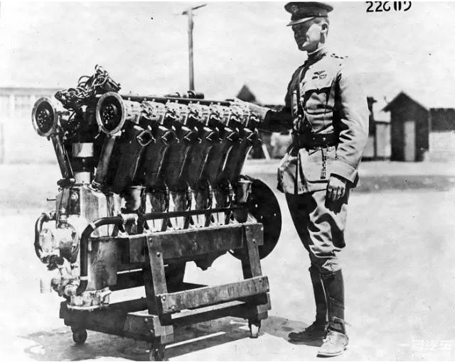 一战时用在飞机上的配备了涡轮的V12 Liberty 引擎