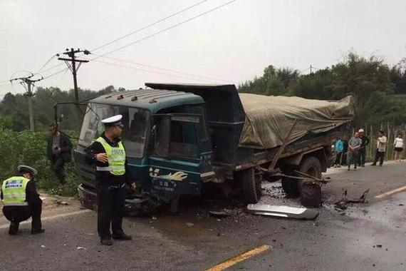 又干翻一辆！货车被比亚迪撞断轴了