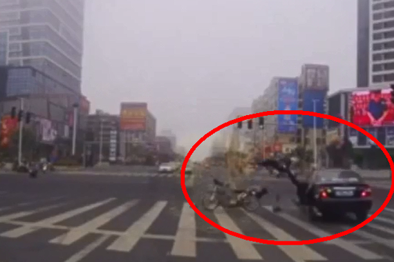 视频：汽车撞自行车，致骑车人飞出数米