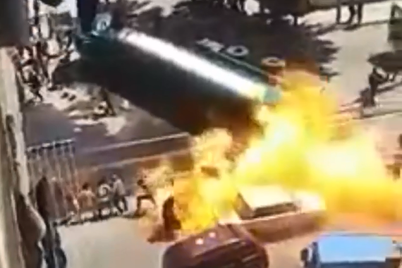 视频：围观也危险！轿车突然着火伤人