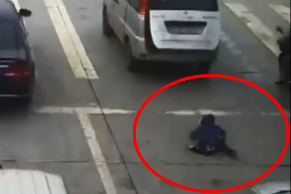 视频：家长小心，孩子从汽车后备箱掉落