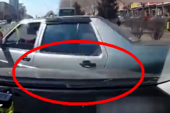 视频：忍不住了！大汉加速怒撞变道捷达