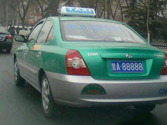 这块车牌一分钱不花,但全国交警都认识车主