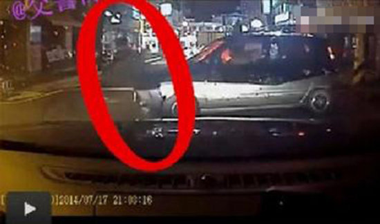 买卖不成仁义丢!男子碰瓷不成改抢劫