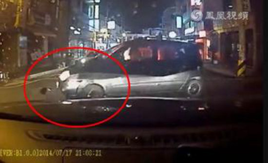 买卖不成仁义丢!男子碰瓷不成改抢劫