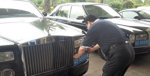 这块车牌一分钱不花,但全国交警都认识车主