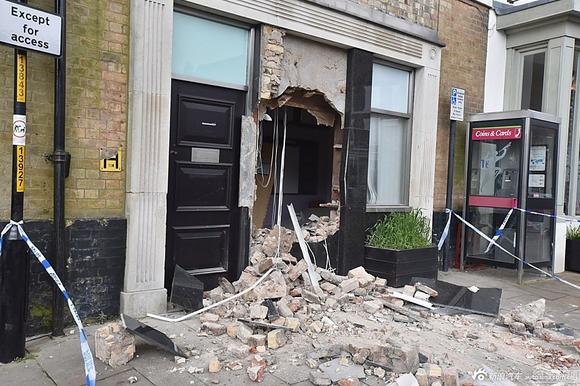 4名蒙面人用铲车将自动取款机偷走