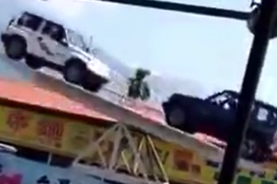 视频：高手在人间，开着汽车玩跷跷板