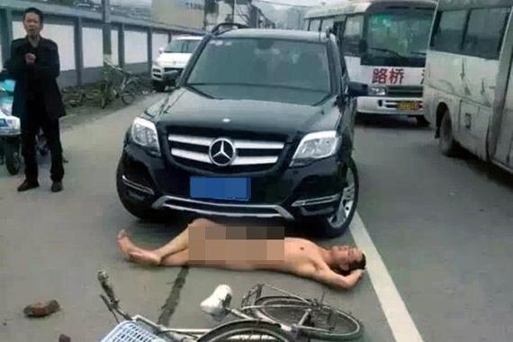 男子脱光衣服碰瓷奔驰女司机 姿势销魂