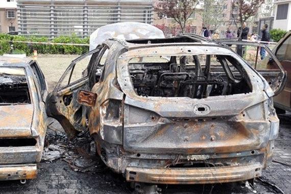 比亚迪唐突然起火自燃 车主险丧命！