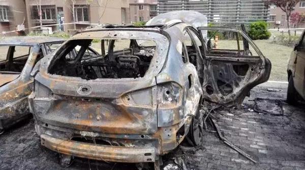 比亚迪唐突然起火自燃 车主险丧命!