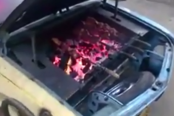 视频：看废弃汽车如何变身烤串机