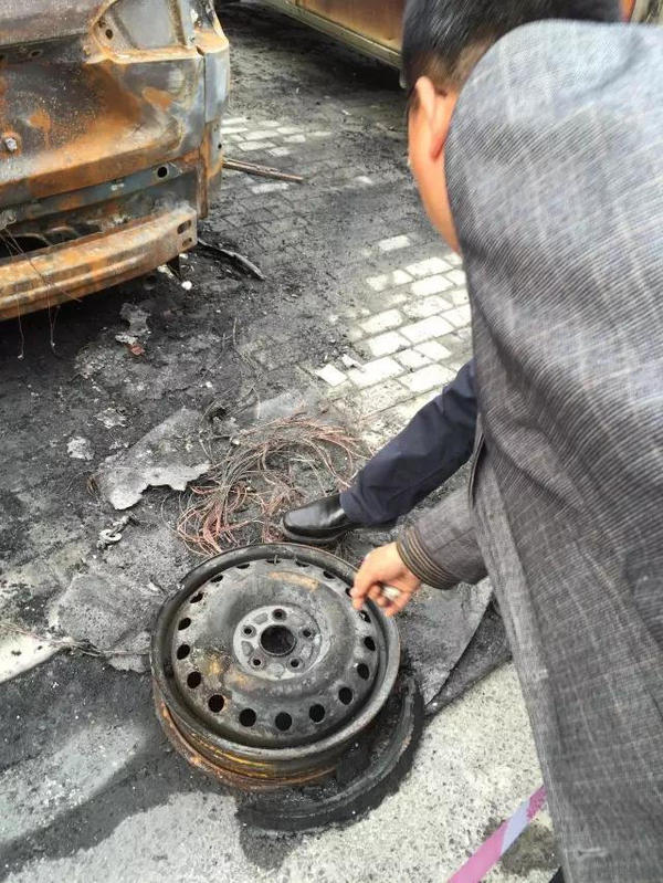 比亚迪唐突然起火自燃 车主险丧命!