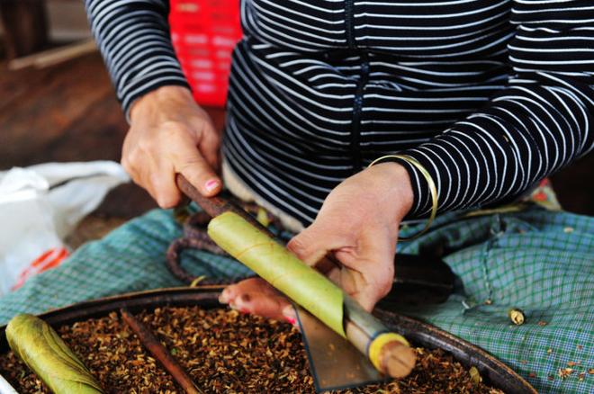 Going抽6块钱50根的手工雪茄 吃油条泡奶茶