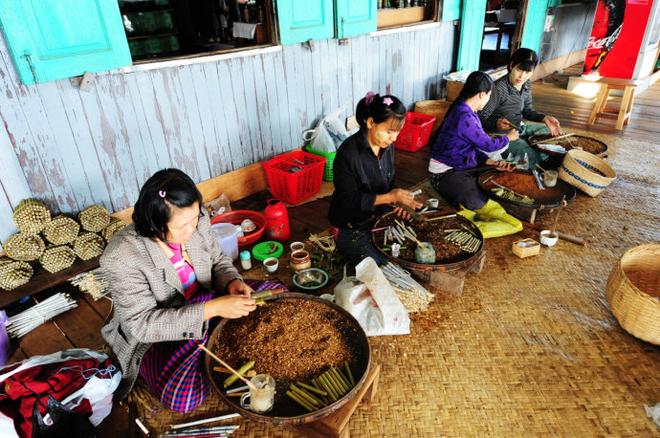 Going抽6块钱50根的手工雪茄 吃油条泡奶茶