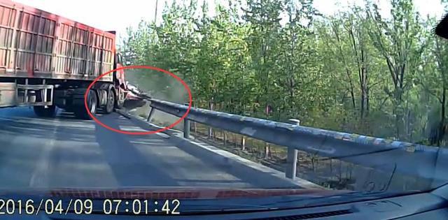 大货车在行驶中爆胎失控撞上绝版迈巴赫