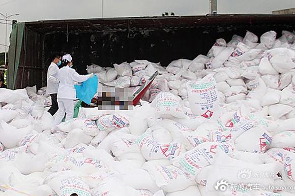 柳州：三轮车闯红灯致大货车侧翻