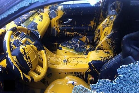 路虎乱停车被倒油漆致面目全非