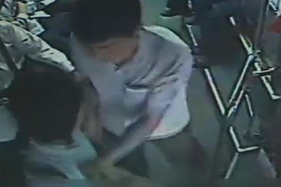 公交上男子公然袭胸:我得了绝症有精神病