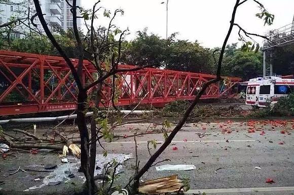 南宁竹溪大道加长挂车与环卫车相撞