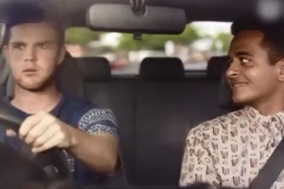 视频：开车请安全第一，基情第二！