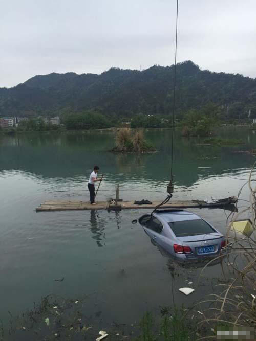 温州司机捡手机瞬间将百万豪车开水里