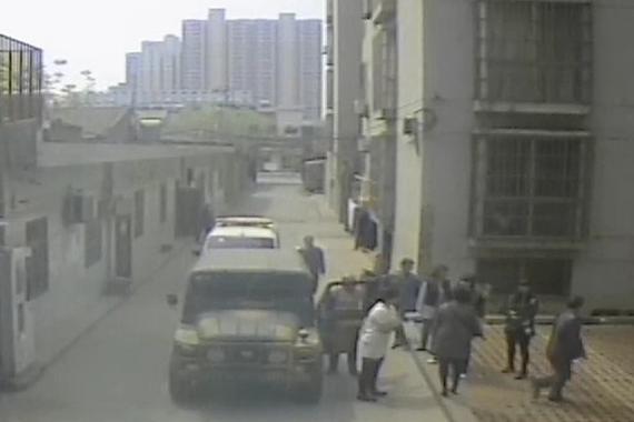 妻子与人争吵.老公穿制服开公车赶回家打架