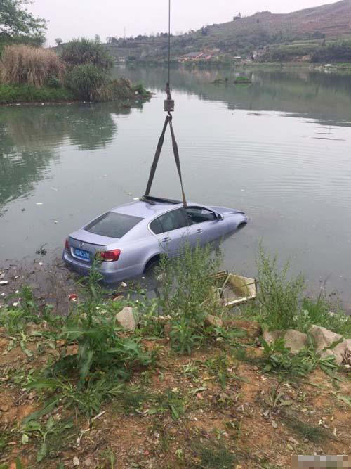 温州司机捡手机瞬间将百万豪车开水里