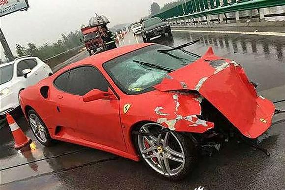 法拉利爆胎失控.修车费160万