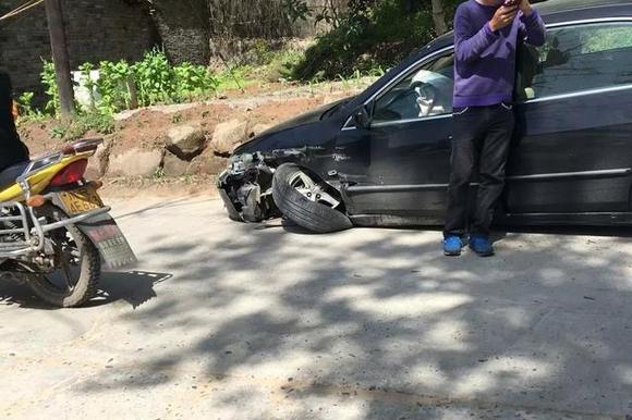 汽车被撞成这样.摩托车却没事