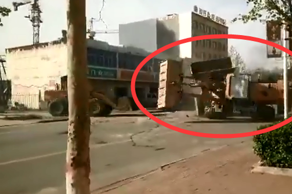 视频：铲车也打群架！这可真是大场面啊