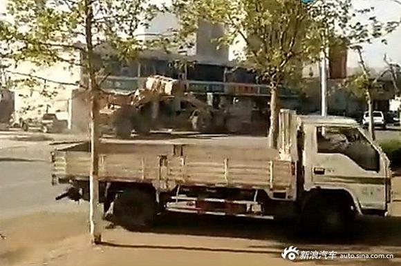 铲车哪家强.河北多辆铲车当街决斗