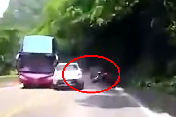 视频：这样超车简直就是谋财害命！