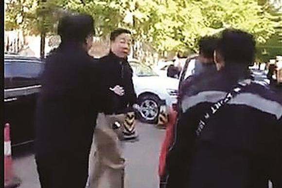 快递员不慎剐轿车被扇6个耳光 警方介入