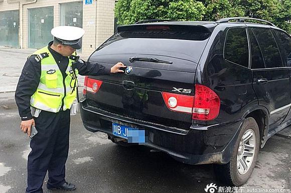 车主改装轿车变“宝马”被交警罚款