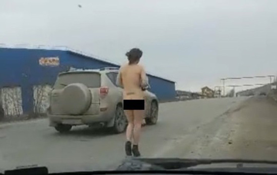 俄罗斯女子裸体上街 路过司机走神险酿车祸