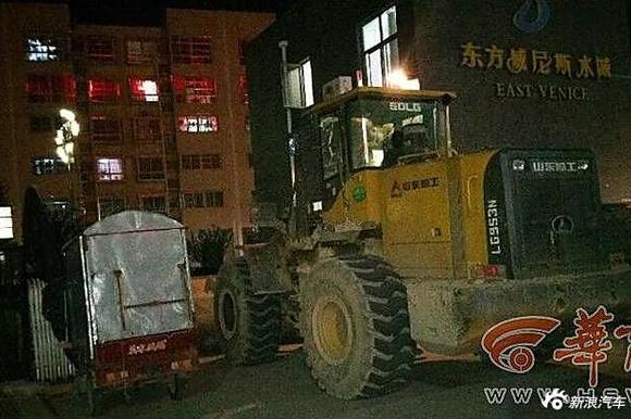 宝马车小区内被刮蹭.看监控遭拒叫铲车堵门