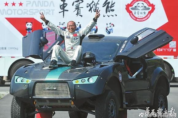 61岁“花甲车手”晒人鱼线成“网红”