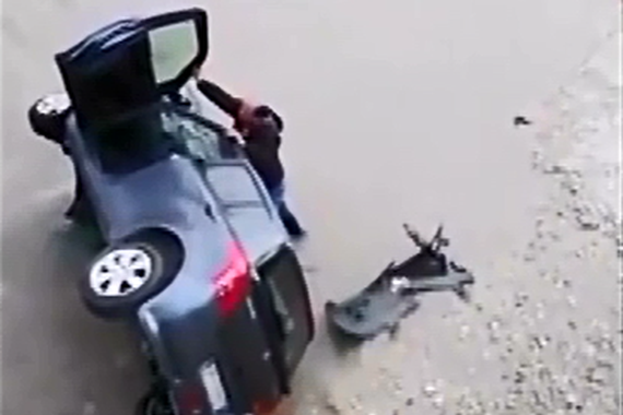 视频：神力！大叔为救人徒手掀翻汽车