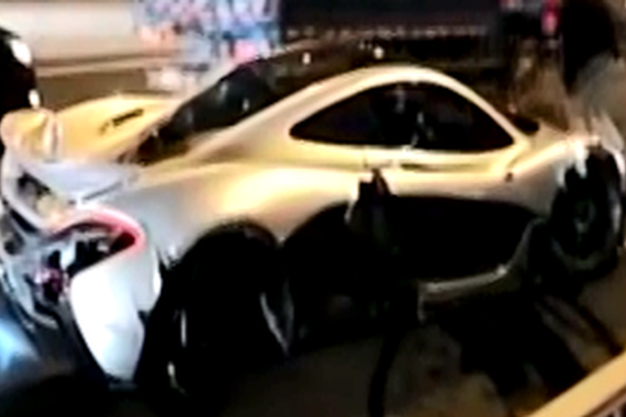 视频：“最贵”车祸 1200万豪车碎了