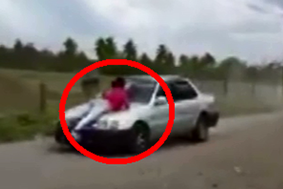 视频：男子疑被妻子骗，将其绑在车盖上