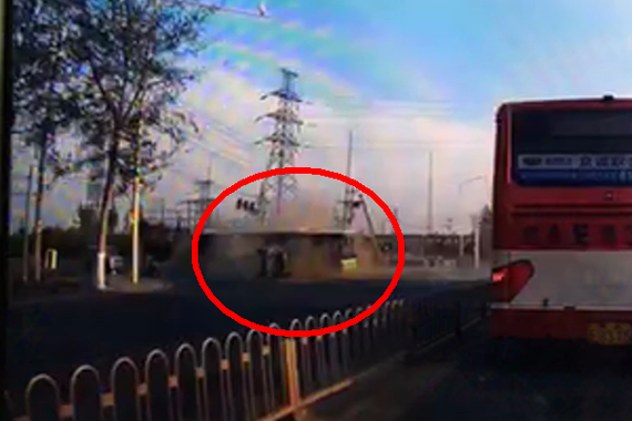 视频：大兴渣土车撞上公交车 2乘客死亡