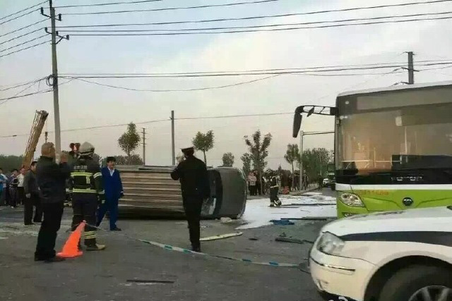 北京大货车公交相撞致2人死亡