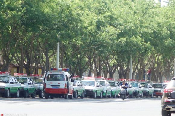 新疆吐鲁番数百出租车罢工致打车困难