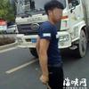 手持铁棍的货车司机
