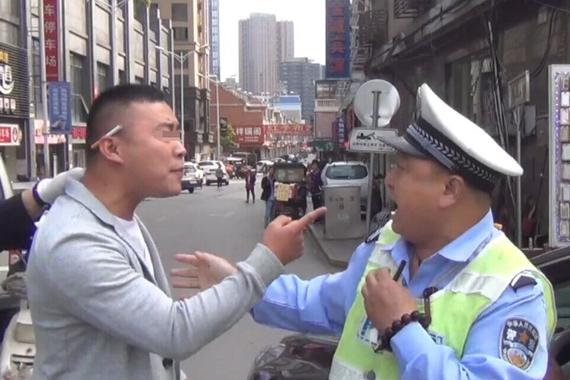 男子当街打骂交警：狗都不如