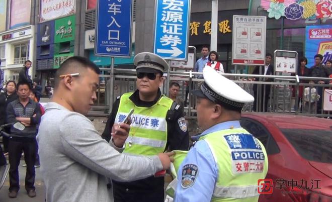 男子当街打骂交警：狗都不如