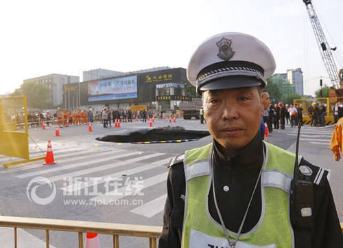 协警挺身拦车 身后地面瞬间塌陷出大坑