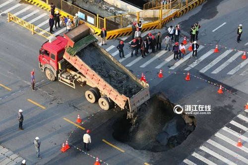 协警挺身拦车 身后地面瞬间塌陷出大坑